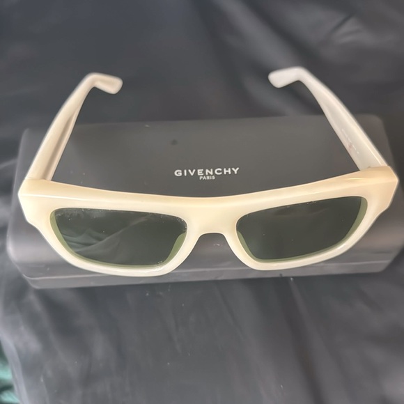 Givenchy Sunglasses NWOT comes with original case - Picture 1 of 4